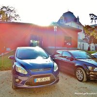 駐車スペース。砂利なのでパンプスの方は注意。