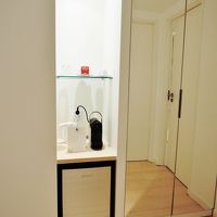 クローゼットの鏡に映る白い扉は珍しく独立したドア付きのトイレ