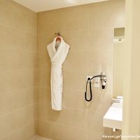 入って左側のスペースにバスローブ。