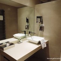 センターに洗面スペース。この反対側にタオルウォーマーあり。