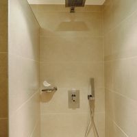 右手がシャワーブース。扉はなくレインシャワーあり。水圧◎。