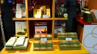 モノレール改札口前にあります