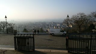 パリの街が見渡せる広場