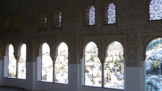 祈祷室の窓からアルバイシン地区が見られます