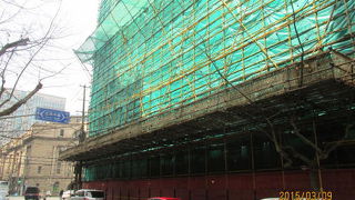 優秀歴史建築を生かしながら新たなショッピングセンターを造る。