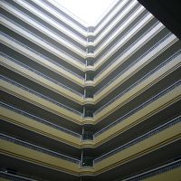 マンションのような通路側吹き抜け