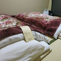 部屋に入るとすでに布団が敷いてあります