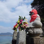 生口島と高根島の間の水道にあります。満潮時には海に浮かびます　干潮時には、そばまで行けます