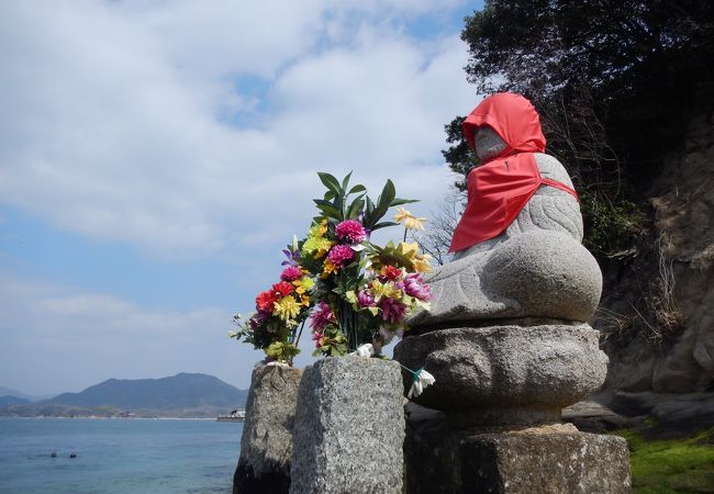 生口島と高根島の間の水道にあります。満潮時には海に浮かびます　干潮時には、そばまで行けます