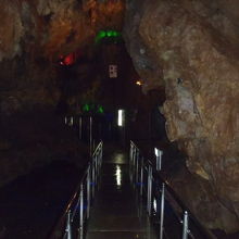 青いライトアップが幻想的です。