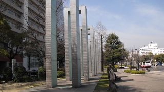 さまざまな国の言語で「平和」が刻まれています