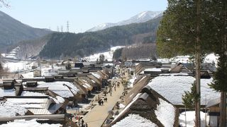 かやぶき屋根の町並みは風情があります。