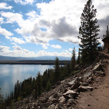 湖沿いのトレッキングルートを歩く人は少なかったです