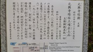 野鳥がさえずっているのみ。