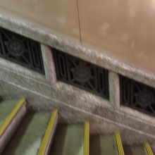 階段のグリルにも宝相華