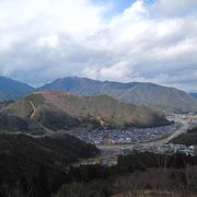 天空の城を見下ろす山