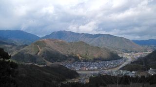 天空の城を見下ろす山