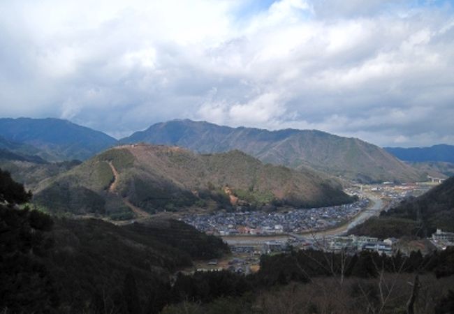 天空の城を見下ろす山