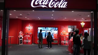 目についたのは入ってすぐのスクリーン