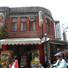 老街の赤レンガ造りの建物