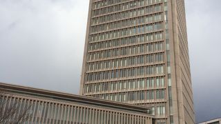 駅直結の高層ビル