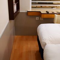 すれ違えない狭さ、スーツケースも広げられない