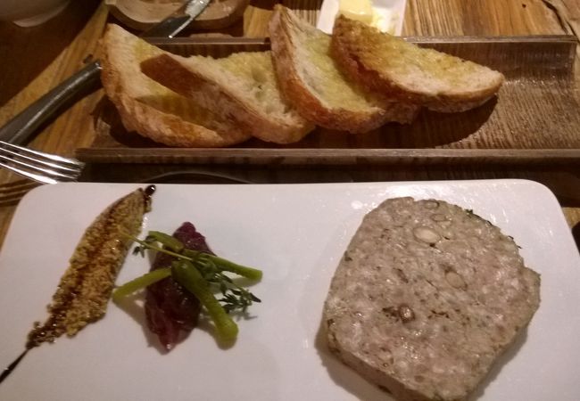 おしゃれな店内。外国人客でいっぱいです。