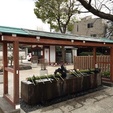 ちゃんと手を清めてから進みます。