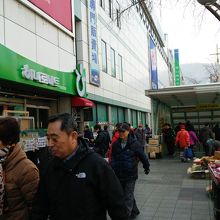 駅出口前が入口。