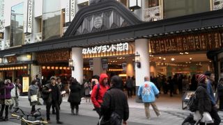 吉本興業の人気の寄席劇場