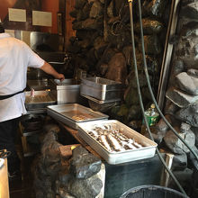 その場で焼いているのを見ることができます。