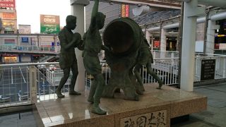 小倉駅南口にある祇園太鼓の像です。