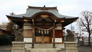 大通り沿いにある神社