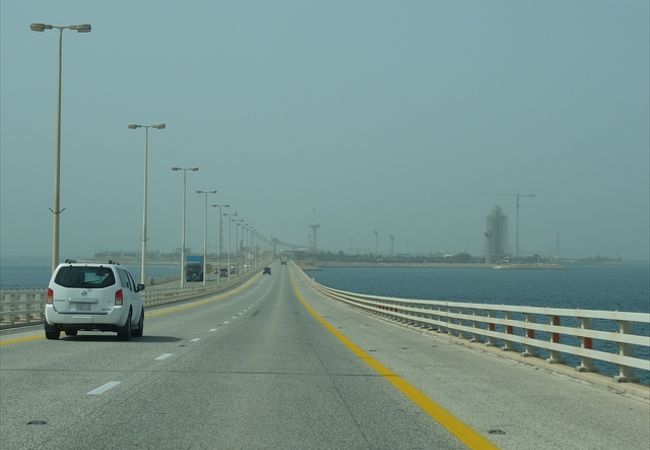 サウジアラビアとの国境がある海上路。　イミグレ手前までレンタカーでも行けます。