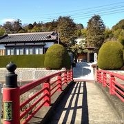 境内に通じる赤い橋が特徴のお寺