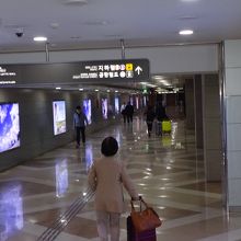 地下歩道を歩いて