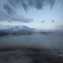 気温が下がると、蒸気で間欠泉が見えません