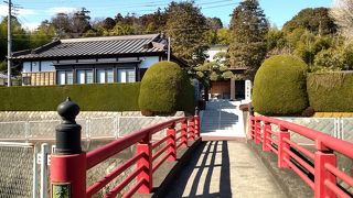 境内に通じる赤い橋が特徴のお寺