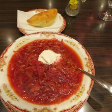 Aセットのボルシチと野菜のピロシキ
