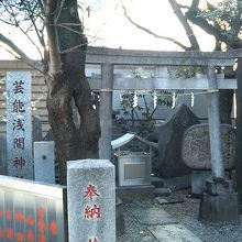 花園神社の敷地の片隅にある小さな神社です。
