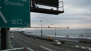 バイパスの上から砂浜を一望できます