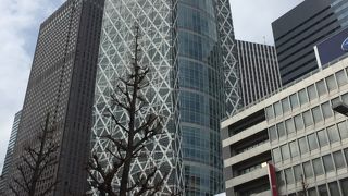 西新宿にそびえる巨大物体