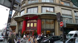 ０階と地下はお客さんがでいっぱい。