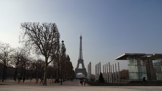 ツアーで訪問。公園の中のエッフェル塔の撮影スポットにバスの運転手さんが連れてきてくれました！