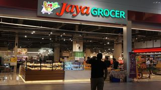 空港内にスーパーマーケットもありました