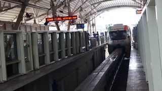 車窓からの景色を楽しみながら移動できます