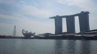 ボートにてマリーナ湾を渡る