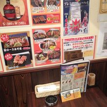 2階は広いテーブルもあります