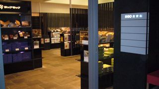 全国各地の名産品が陳列してあります