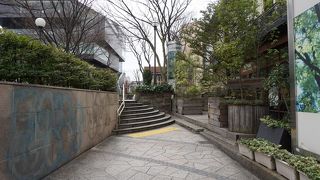 大通りからすると少し低い場所